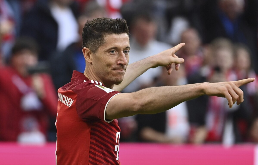 开云体育-莱万多夫斯基巅峰对决，萨拉赫与70激战雄鹿分钟，出色防守胜负难料！的简单介绍